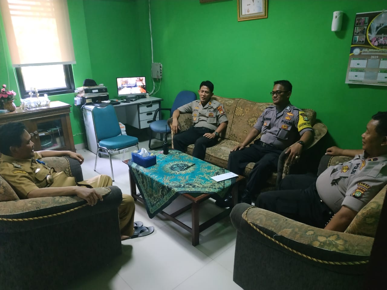 Wakapolsek Karawaci Bersama Anggota Giat Sambang dan Berkunjung Ke Tokoh Agama Setempat