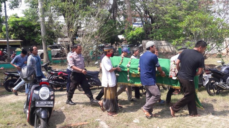 Bhabinkamtibmas Kelurahan Pasar Baru Polsek Karawaci Takziah di Kediaman dan Pemakaman Almarhum Mahmud Bin Surya