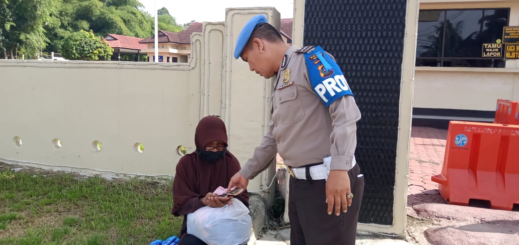 Mangharukan, Personil Polres Madina Bantu Nenek Tua Yang Kehabisan Ongkos