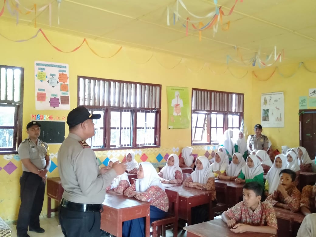 Saweu Sikula, Kapolsek Rundeng Sosialisasi Tertib Berlalu Lintas Di SMPN 1 Rundeng