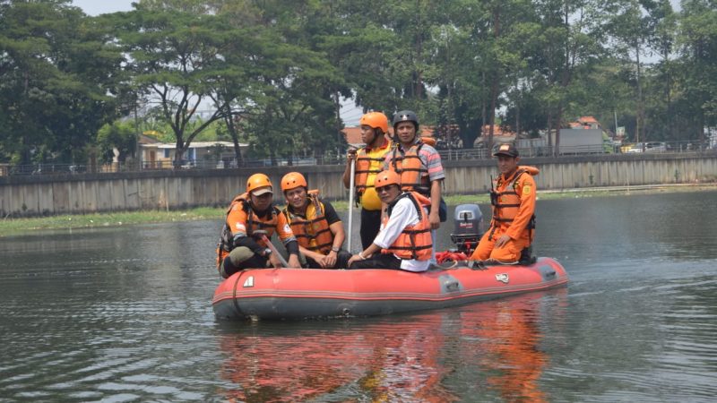 Polisi Bekerjasama Dengan Basarnas Lakukan Pencarian Korban Tenggelam di Bantaran Sungai