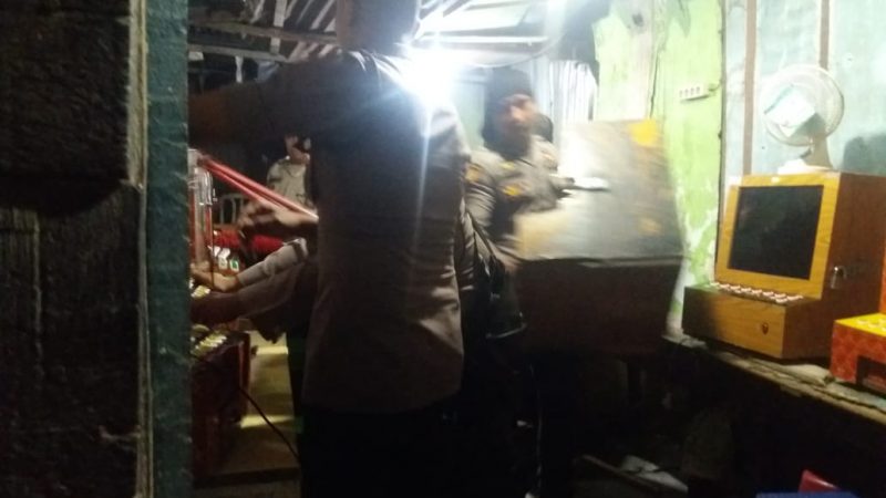 Disaksikan Kepling, 13 Unit Jacpot di Jalan Denai Gang Jati di Angkut Satsabhara Polrestabes Medan