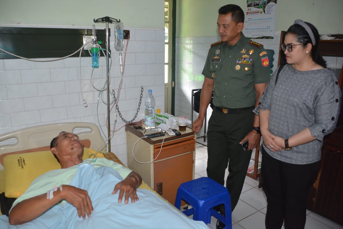 Peduli Anggota Keluarga, Danrem 071/Wijayakusuma Jenguk Anggota Yang Sakit
