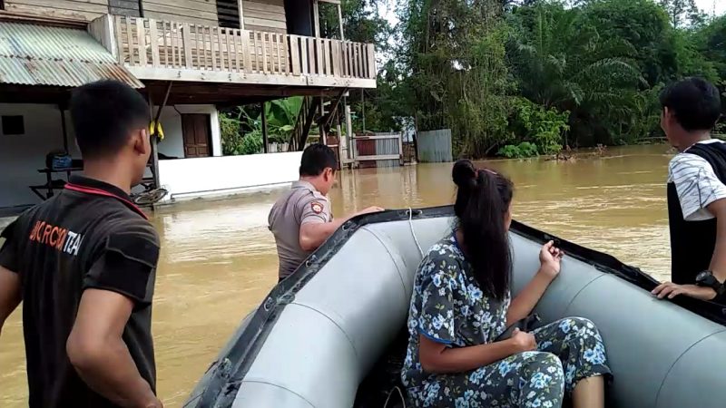 TNI Dan Polri Bersama Evakuasi Korban Banjir Kota Langsa
