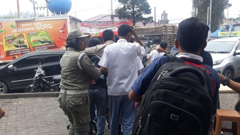 Asyik Nongkrong di Warnet, Sejumlah Siswa di Karo Terjaring Razia