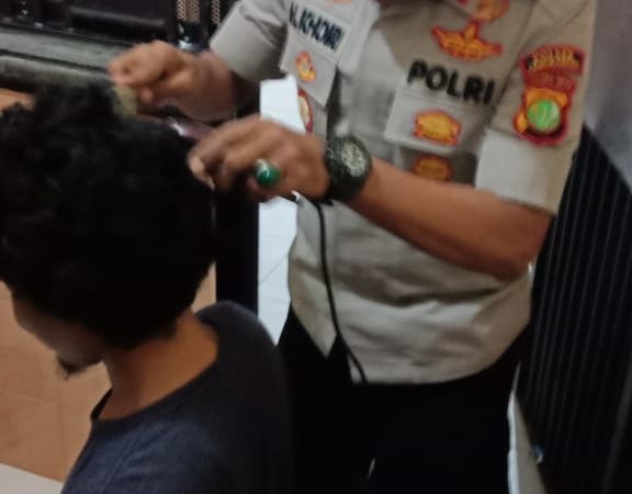 Sebanyak 30 Tahanan Pria Dicukur Botak Rambutnya Agar Rapi