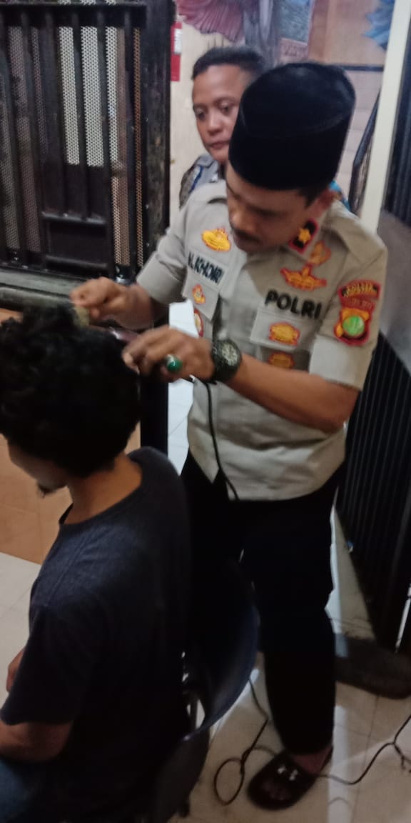 Sebanyak 30 Tahanan Pria Dicukur Botak Rambutnya Agar Rapi