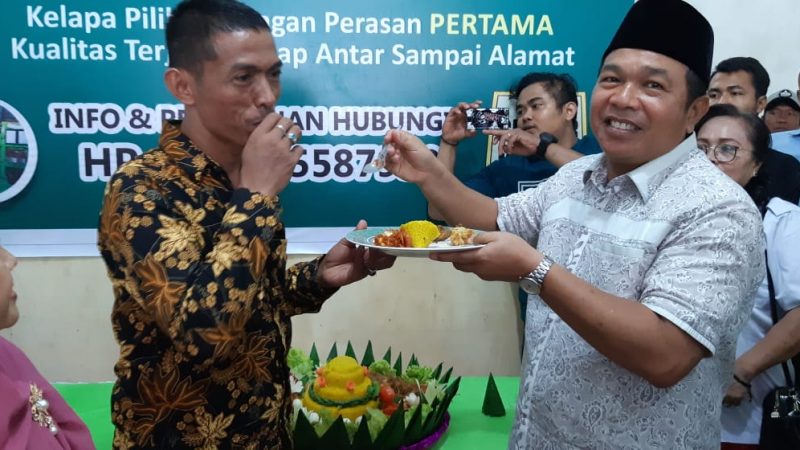 Dirut PD Pasar Kota Medan Resmikan UD Suwarno Kelapa