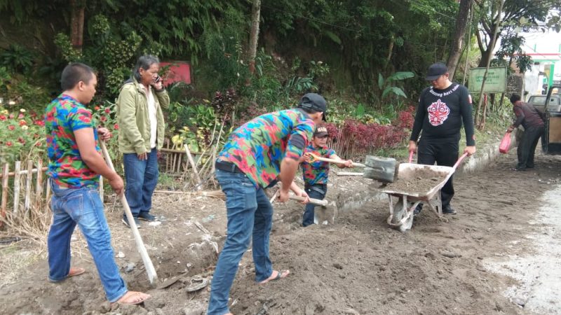 Muspika Siborongborong dan SPSI Adakan Gotong Royong di Jalan Balige