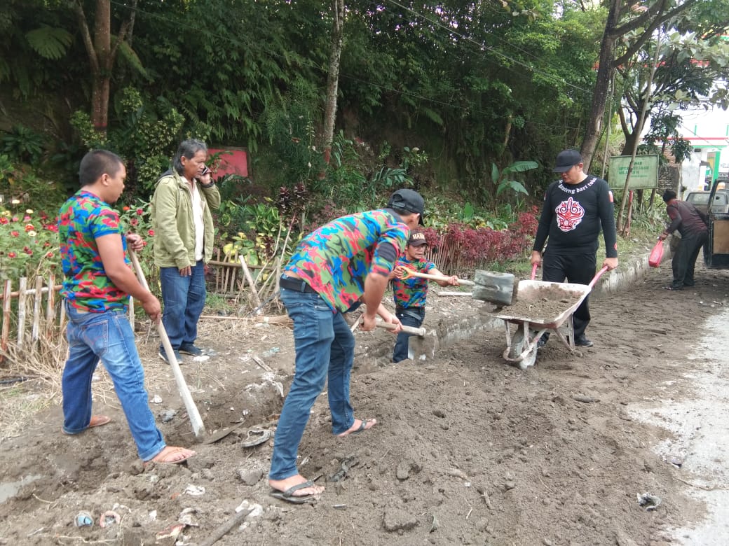 Muspika Siborongborong dan SPSI Adakan Gotong Royong di Jalan Balige