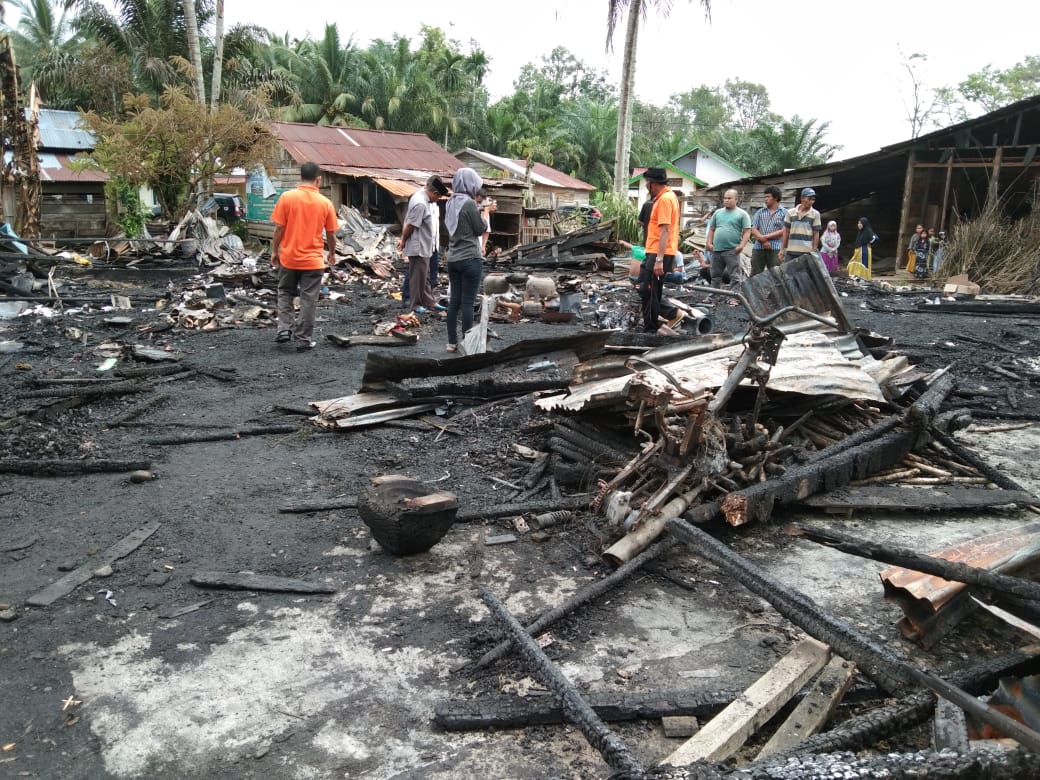 4 Rumah Warga Sultan Daulat Hangus Terbakar Api, Wakil Walikota Subulussalam Berikan Bantuan