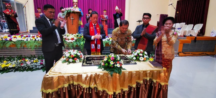 Bupati Karo Gunting Pita GPdI Karmel Raya