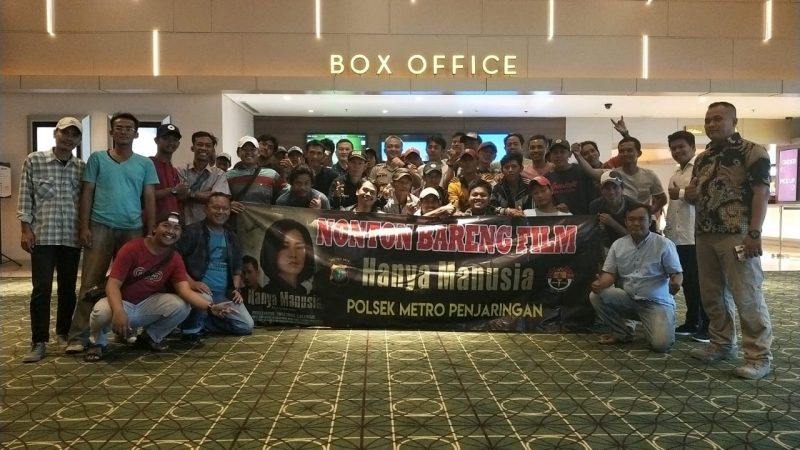 Polsek Metro Penjaringan dan Polsek Pademangan Bersama Warga Nobar