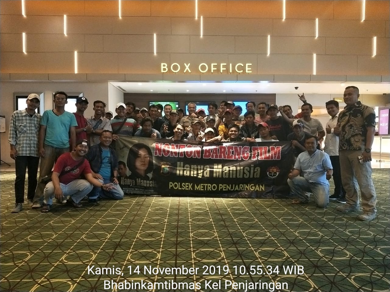 Polsek Metro Penjaringan dan Polsek Pademangan Bersama Warga Nobar