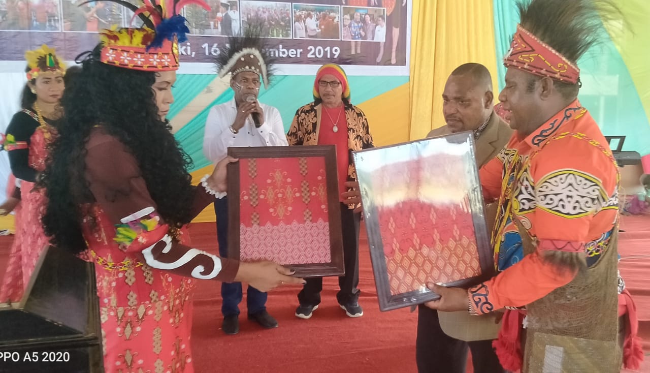 Peringati HUT Kabupaten Manokwari Selatan Yang Ke 7, Nyonya Bupati Sri Lestari Waran Memperkenalkan Dua Batik Hasil Karyanya