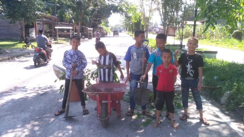 Kreatif, TPA AN-NUR Bergotong Royong Tambal Jalan Berlubang