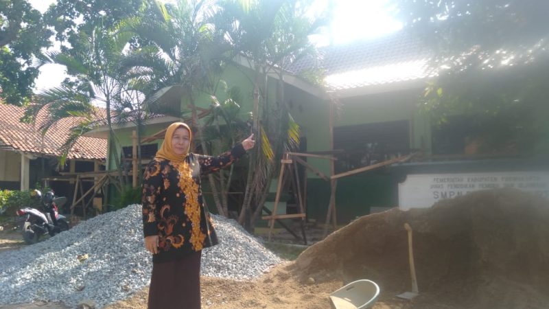 Guna Pengerjaan Maksimal, Kepsek Hj.Hayati Pantau Langsung Pengerjaan Proyek Rehab SMPN 3 BBC
