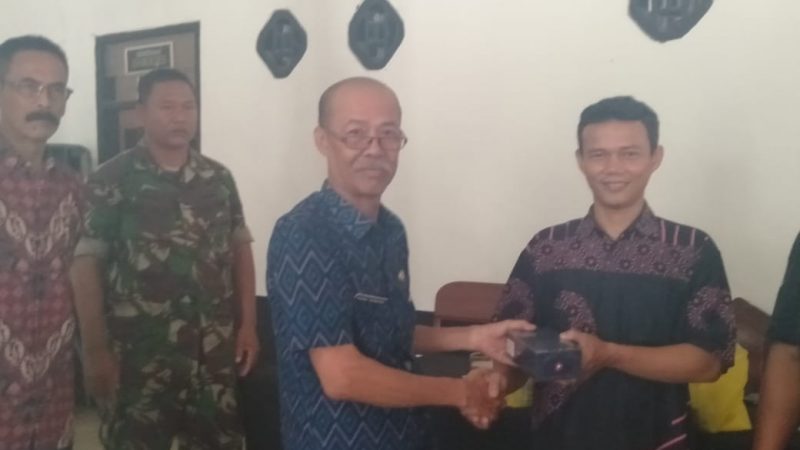 Program Gubernur Jabar, Pemdes Cikopo Secara Simbolis Gelar Pembagian Ponsel