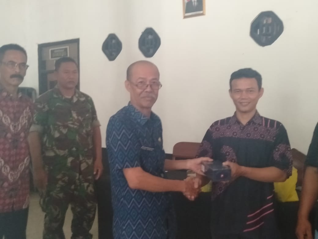 Program Gubernur Jabar, Pemdes Cikopo Secara Simbolis Gelar Pembagian Ponsel