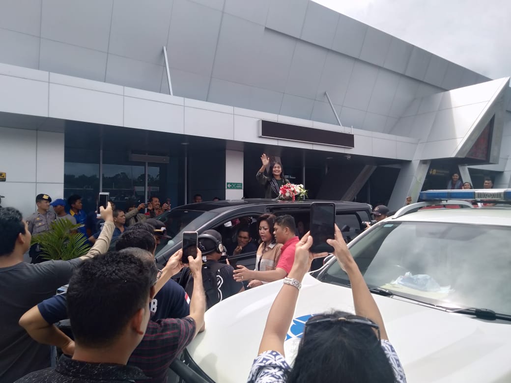 Tesa Manalu Yang Lolos di  Grand Final The Voice Indonesia 2019 di Sambut Satika Simamora di Bandara Silangit