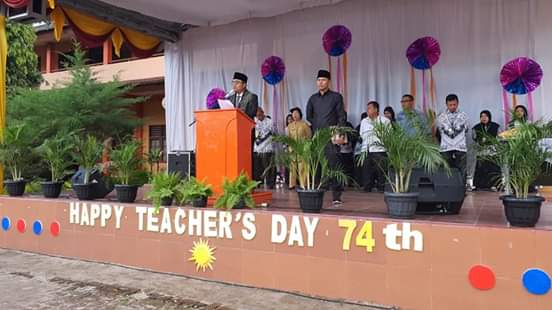 Oky Iqbal Frima Inspektur Upacara di SMA Swasta Mitra Inalum Peringatan Hari Guru Nasional