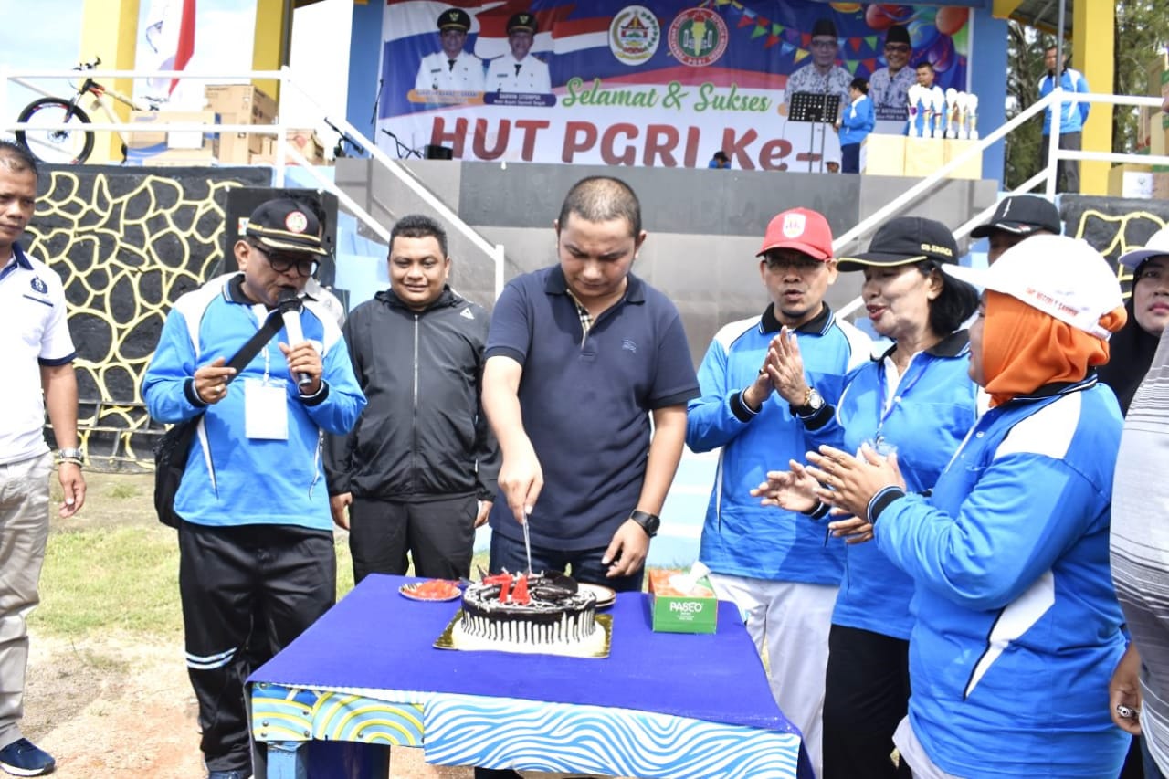 Sambut HUT PGRI dan HGN Ke-74 Tahun 2019, Bupati Tapteng Himbau Guru Wujutkan SDM Unggul Bagi Peserta Didiknya