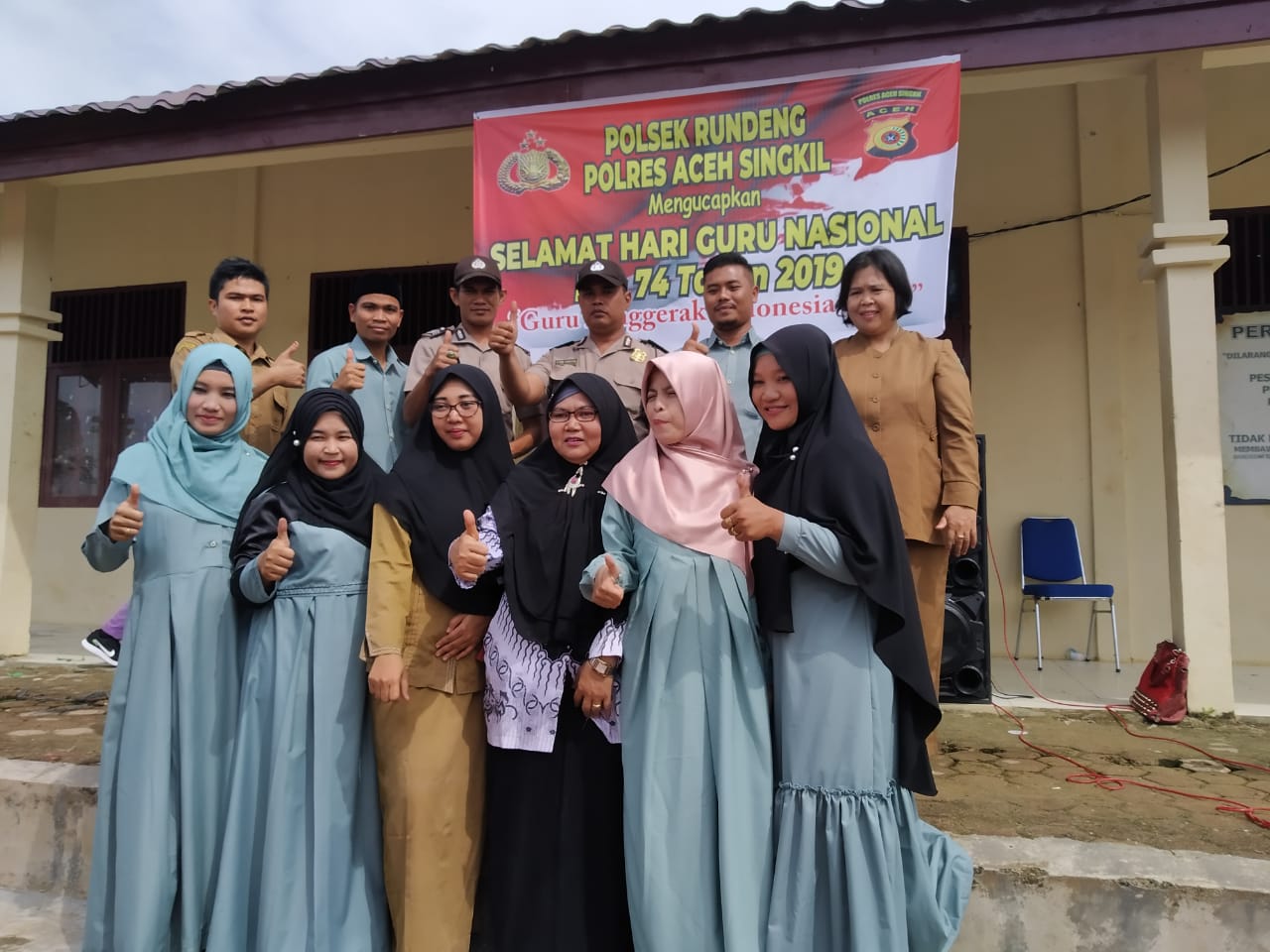 Polsek Rundeng Silaturahmi Ke SMKN 1 Rundeng Dalam Rangka Hari Guru Nasional Yang Ke 74 Tahun 2019