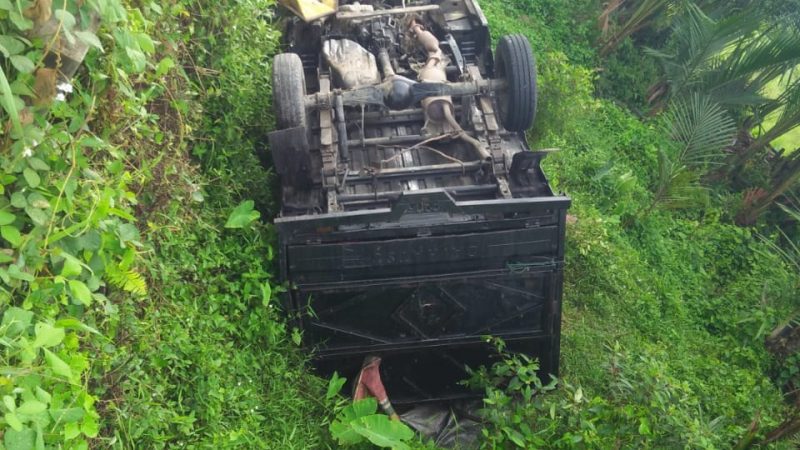 Akibat Supir Ngantuk Pick ap Angkut Minyak Mentah Terjun Keparit