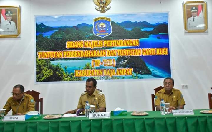Bupati Afu  Membuka Sidang TP-TGR Pemda Kabupaten Raja Ampat