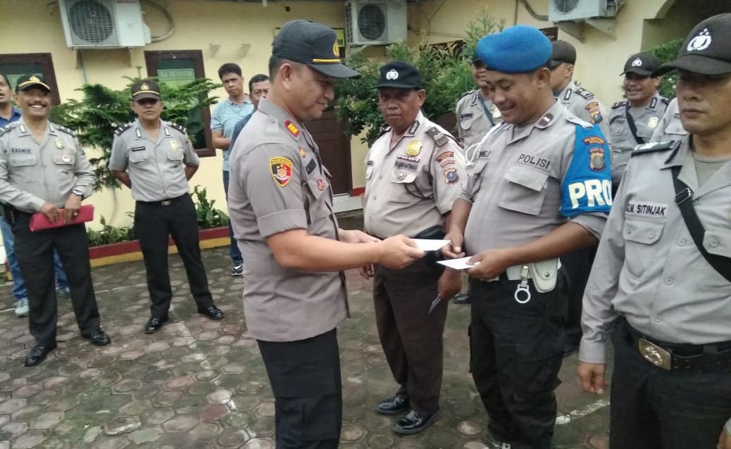 Kapolsek Deli Tua Beri Reward Pada Anggota Berprestasi