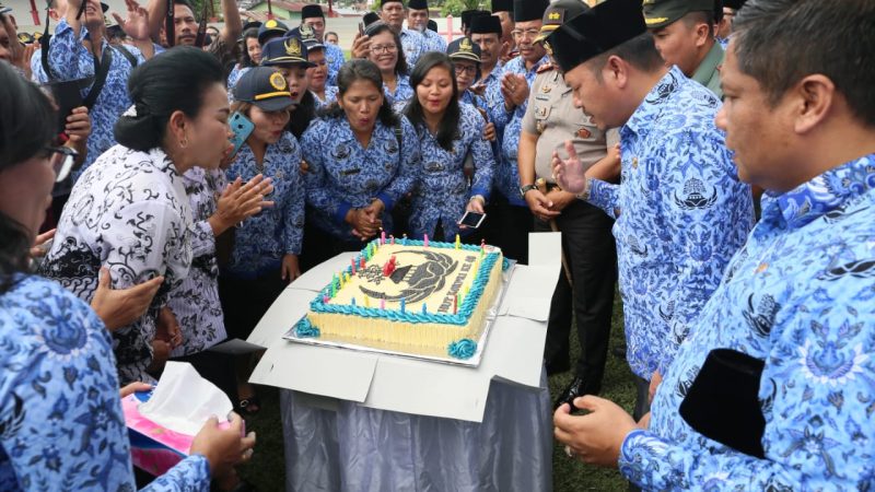 Bupati Taput Pimpin Upacara Peringatan  HUT Korpri ke 48 dan Peringatan Hari Guru ke 74