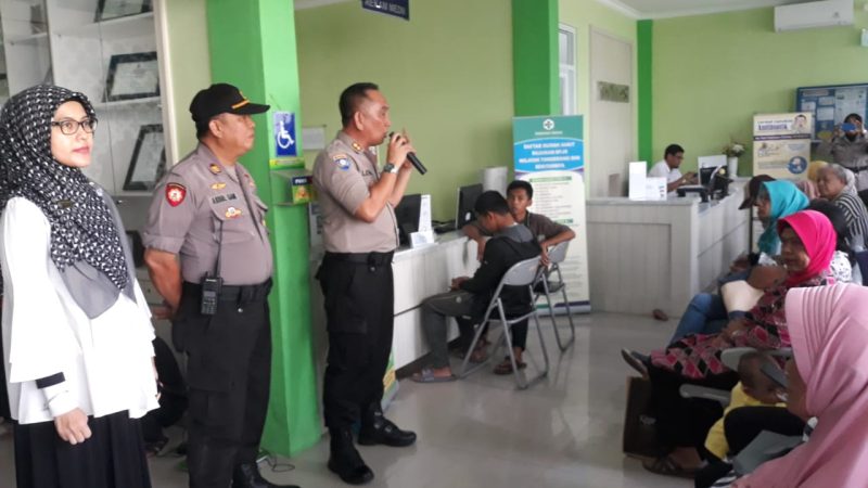 Wakapolsek Ciledug Bersama Kasat Bimas Polres Metro Tangerang Beri Penyuluhan Kepada Warga