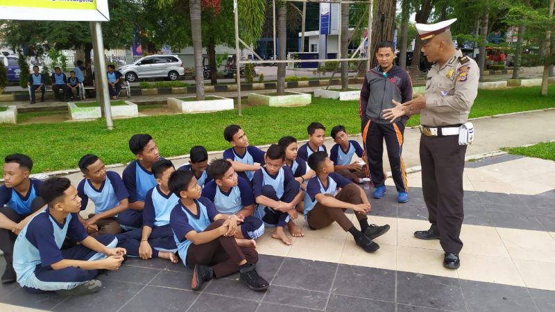 Kanit Dikyasa Satlantas Polres Langsa Ajarkan Etika Berlalu Lintas Kepada Pelajar