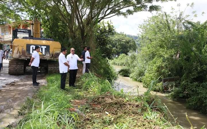 Tangani masalah Banjir di Tarutung, Bupati Taput Turunkan Alat Berat