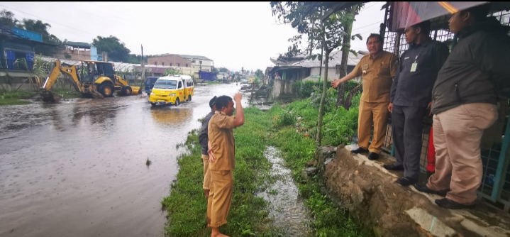 Intensitas Curah Hujan di Karo Tinggi, Terkelin Bersihkan Parit Pakai Excavator