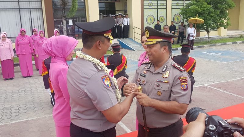 Polres Kukar Sertijab Kapolres Lama Kepada Kapolres Baru