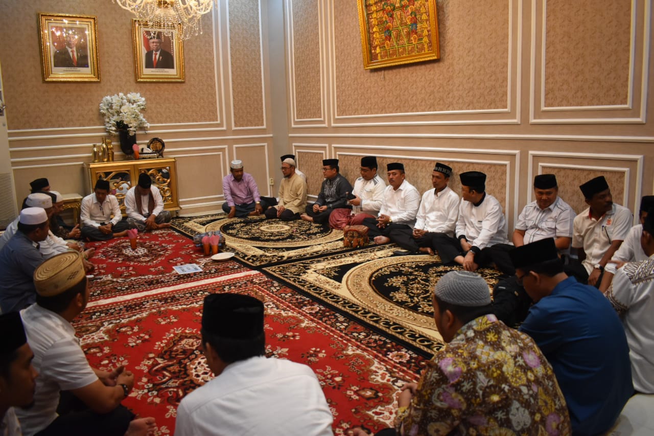 Walikota Subulussalam Dan Rombongan Melayat Ke Rumah Duka Azwir Bupati Aceh Selatan