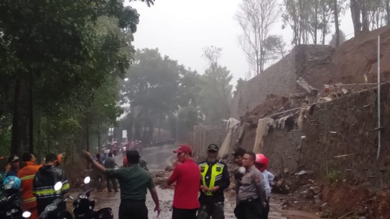 Hujan Deras Longsor Kembali, Jalur Akses Wanayasa-Purwakarta Lumpuh Total