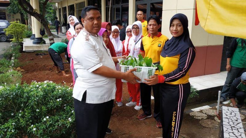 Kapolsek Karawaci Beserta Jajaran Membuat Perkebunan Mini Dengan Kelompok Wanita