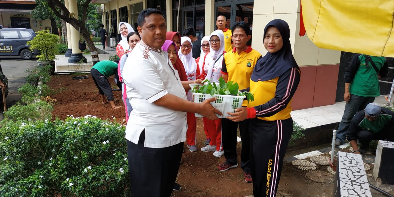 Kapolsek Karawaci Beserta Jajaran Membuat Perkebunan Mini Dengan Kelompok Wanita