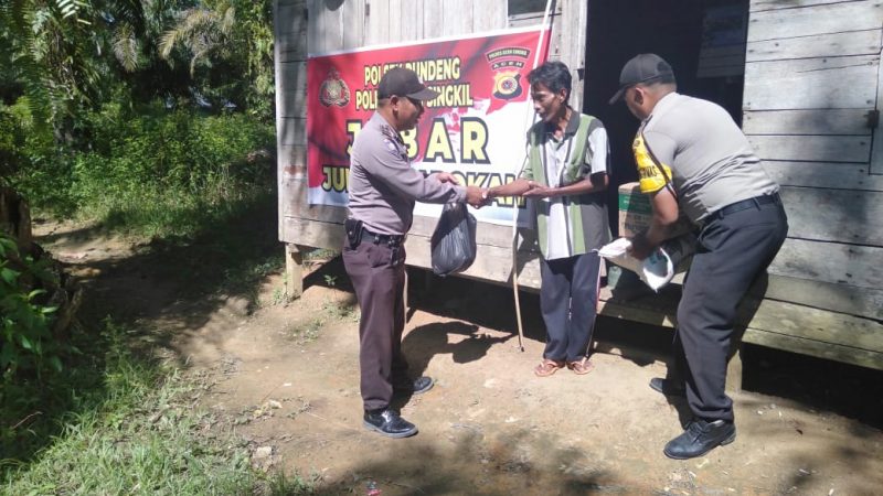 Peduli, Polsek Rundeng Berikan Sembako Kepada Warga Kurang Mampu