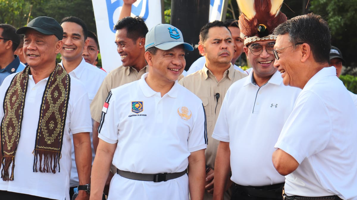 Kapolres Metro Jakarta Utara dan Jajaran Ikuti Gerak Jalan  Dalam Rangka Hari Ibu