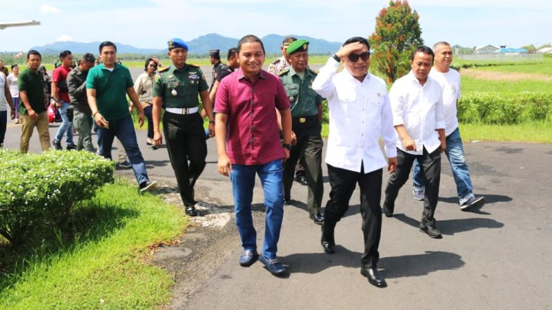 Kepala Staf Kepresidenan RI Jend TNI (Purn) Moeldoko Tiba di Bandara Dr. F. L. Tobing, Bupati Tapteng Sambut Temu Ramah