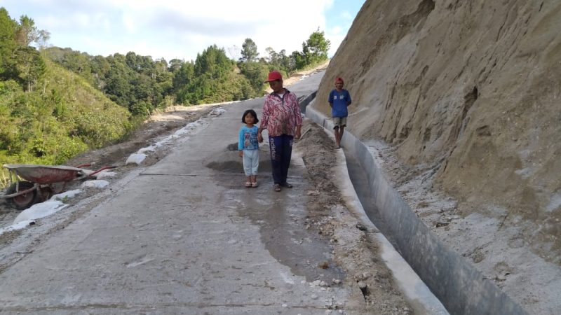 Jalan Sipitung Desa Hutabulu Dibangun, Masyarakat Berterimakasih Kepada Nikson Nababan dan Kepala Desa