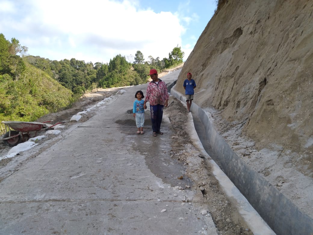 Jalan Sipitung Desa Hutabulu Dibangun, Masyarakat Berterimakasih Kepada Nikson Nababan dan Kepala Desa