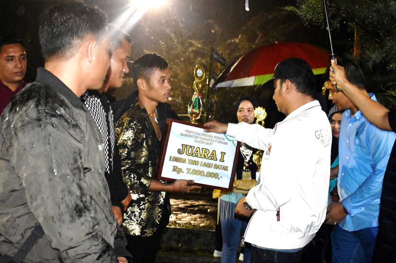 Meski Hujan, Bupati Tapteng Bersama Rombongan Hadiri Puncak Acara Festival Pesona Wisata Tahun 2019