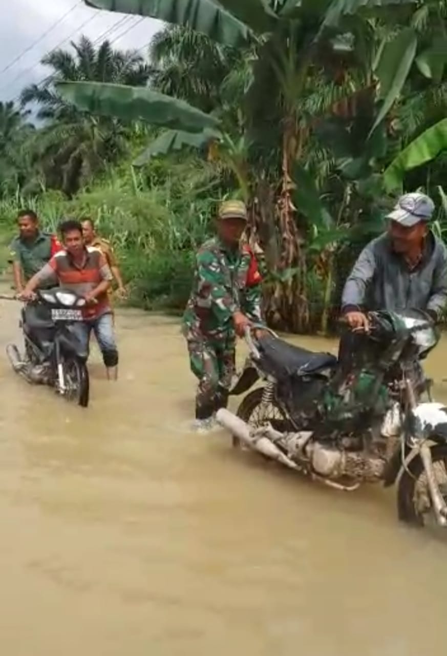 Koramil 09/NL Bantu Warga yang terdampak Luapan Sungai Bilah
