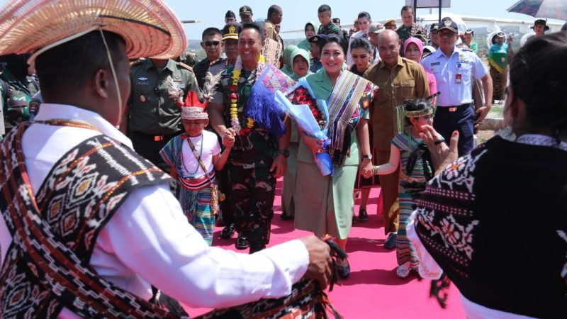 Tiba di El Tari, Jenderal TNI Andika Disambut Tarian Natoni