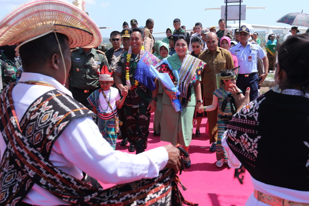 Tiba di El Tari, Jenderal TNI Andika Disambut Tarian Natoni