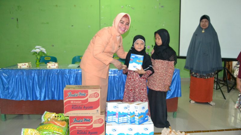 HUT Darma Wanita Persatuan Ke-20, Penasehat DWP,Hj.Rosmanidar Andi Suhaimi Anjangsana Ke Panti Asuhan